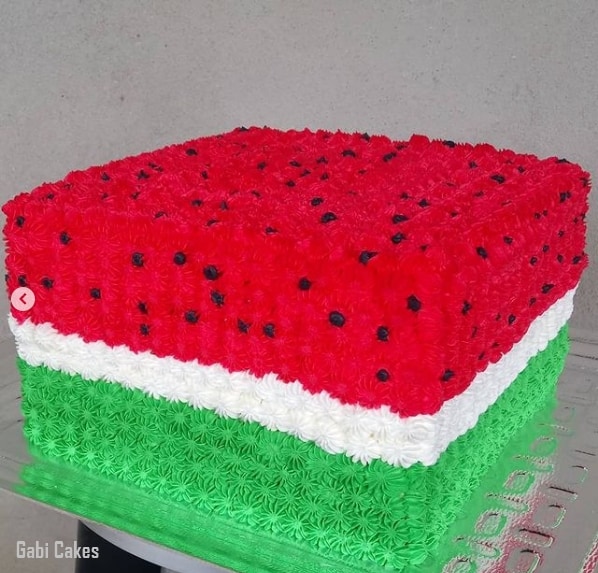 bolo melancia quadrado decorado com chantilly