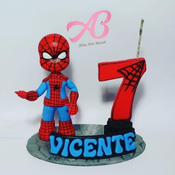 topo de bolo em biscuit com vela Homem Aranha