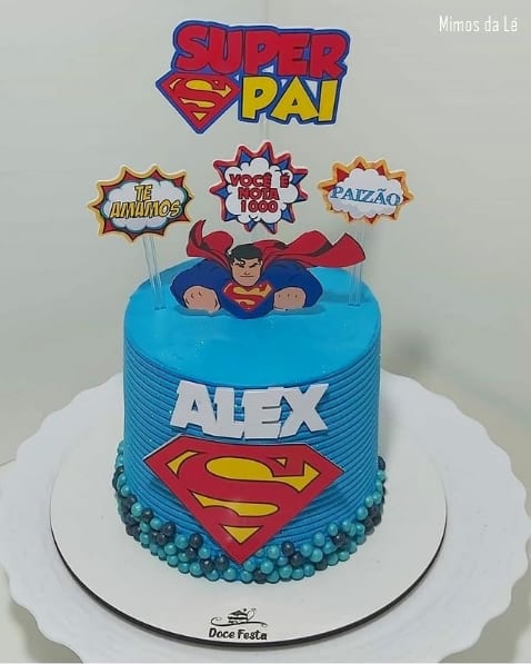 bolo com topo de super heroi para dia dos pais