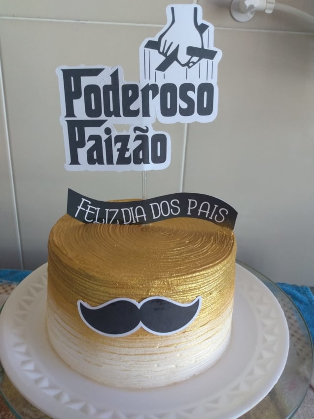 bolo dourado com topo de poderoso paizao