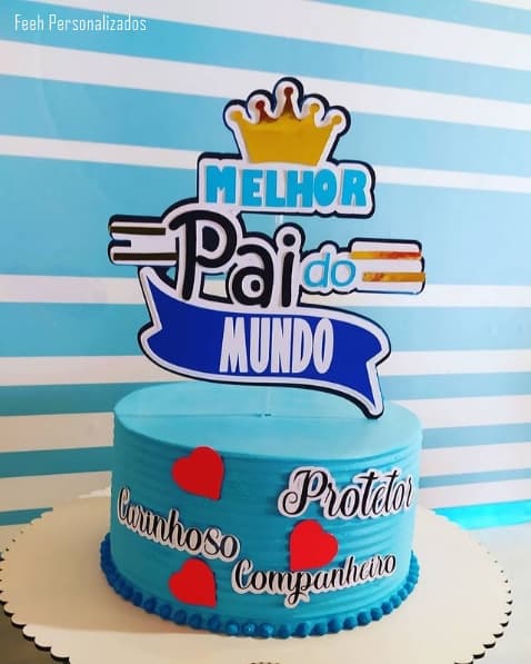 bolo de chantilly azul com toppers de melhor pai do mundo
