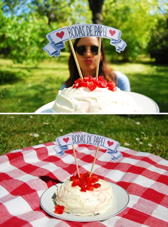 bolo simples com topo de bolo bodas de papel