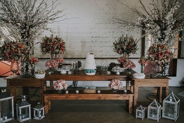 decoracao com flores e moveis rusticos para bodas de porcelana