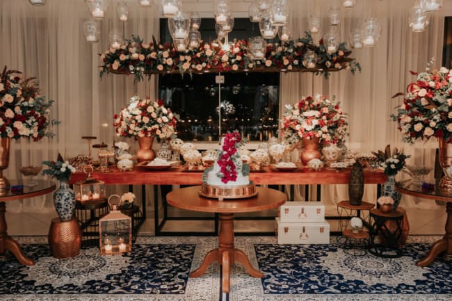 decoracao de luxo com flores para bodas de porcelana