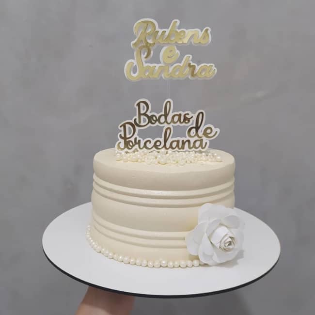 bolo simples com topo de bodas de porcelana