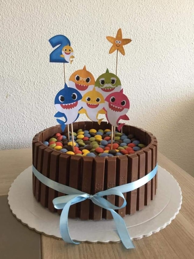 bolo Baby Shark com KitKat