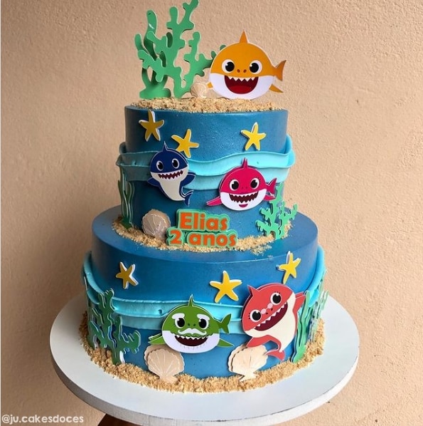 bolo Baby Shark de 2 andares com toppers