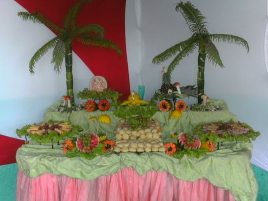 mesa havaiana com frutas