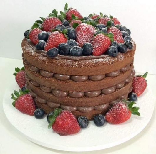 bolo de chocolate com frutas vermelhas
