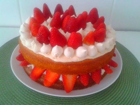 bolo de morango e suspiros