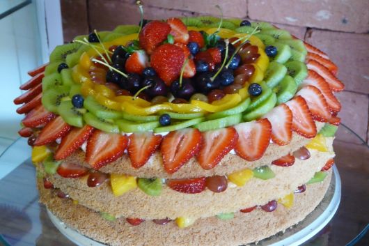 bolo de frutas tropicais