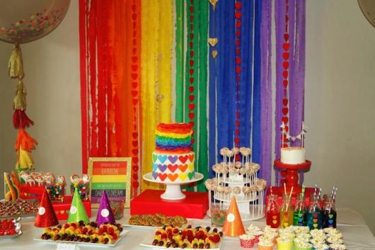 Decoração de festa colorida: dicas incríveis para você copiar! Chá de cozinha tema Arco-íris.