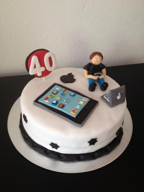 Os bolos geeks mais incríveis que você já viu  Video game cakes, Gamer  wedding cake, Crazy cakes