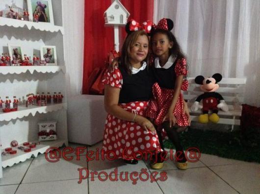 fantasia da Minnie para mãe e filha de vestido vermelho