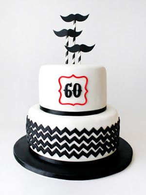 bolo de duas camadas branco com decoração em preto de bigode