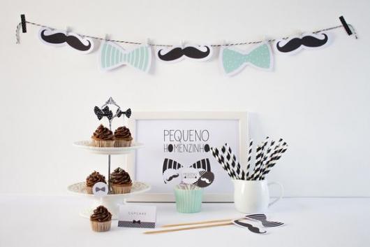 mesa de festa com decoração de bigode