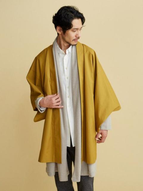 homem com kimono na cor mostarda