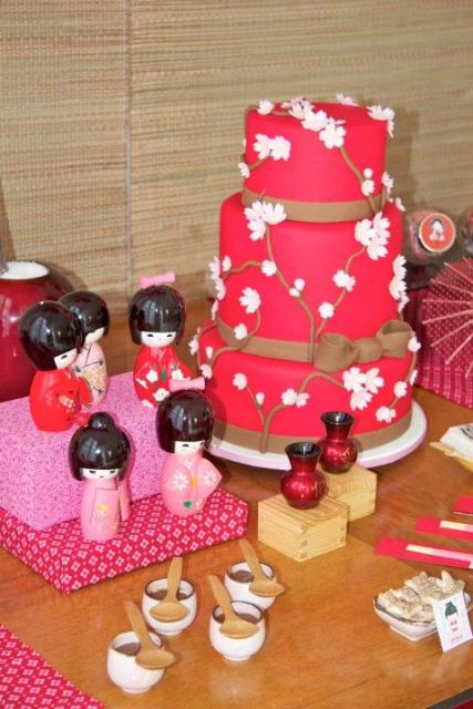 bolo vermelho decorado com flores japonesas