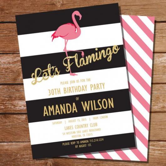 Convite com tema de flamingo.