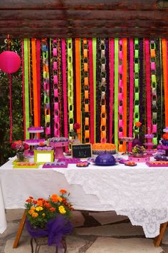 Mesa de bolo com várias cores na decoração.