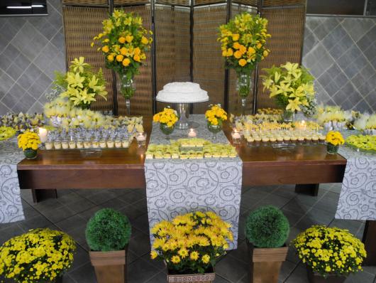 mesa decorada em amarelo de festa de 80 anos