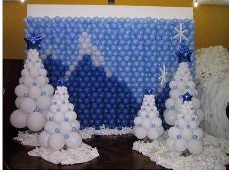 parede de balões com cenário de montanhas e árvores com neve de bexigas na frente