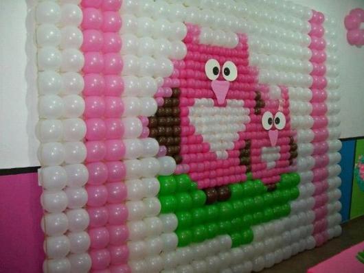 parede de balões com desenho de passarinhos rosas