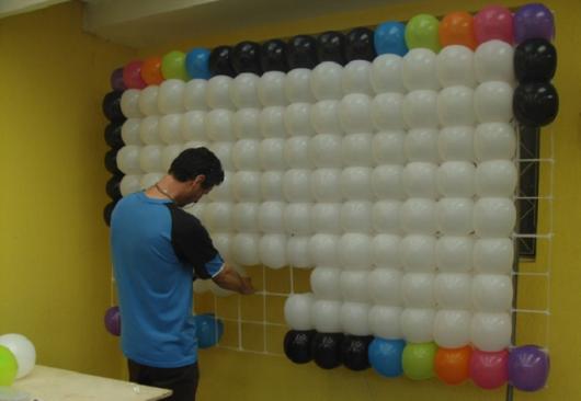 parede de balões sendo montada