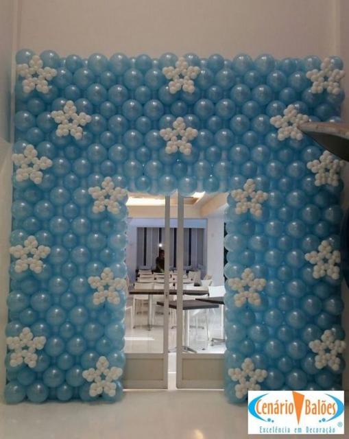 parede de balões com flocos de neve ao redor da porta