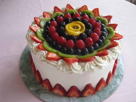 bolo decorado com frutas