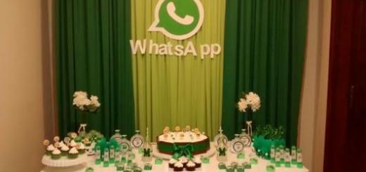 Festa decorada com cortina em verde claro e escuro.