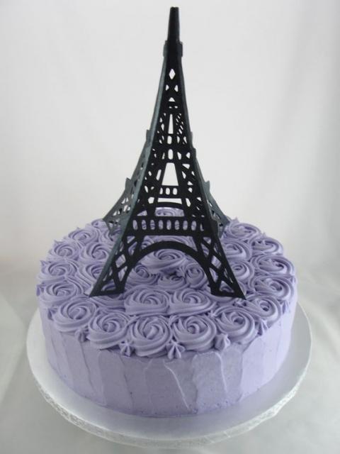 bolo de glacê lilás com Torre Eiffel no topo
