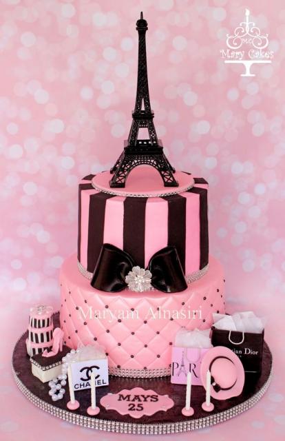 bolo Paris em rosa e preto decorado com grifes francesas