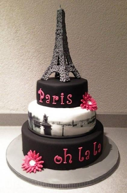 bolo Paris preto com camada branca com desenho de Paris