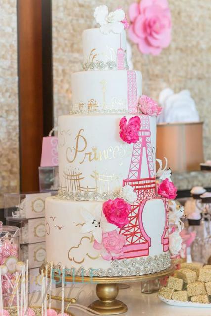 bolo paris de 4 andares com torre eiffel em rosa e detalhes em dourado