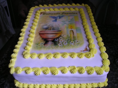 bolo de batizado roxo e amarelo com papel de arroz