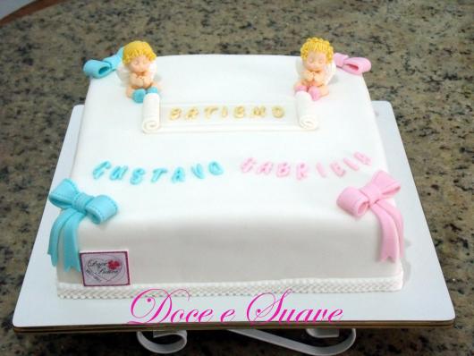 bolo de batismo para gêmeos em rosa e azul