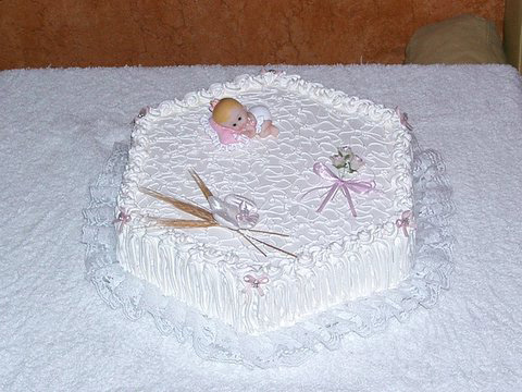 bolo branco com bebê com travesseiro rosa