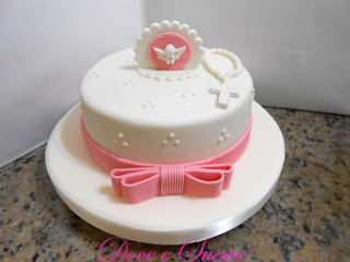 bolo com anjinho em rosa e crucifixo em branco no topo