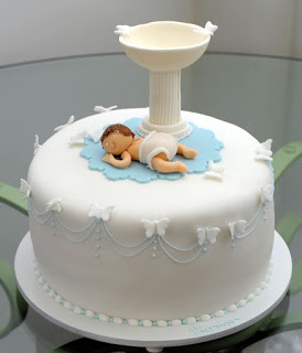 bolo com bebê e bacia de batismo