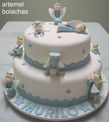bolo de duas camadas com vários anjinhos