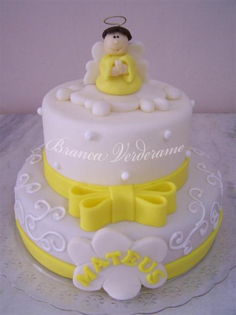 bolo de duas camadas com anjinho e laço em amarelo