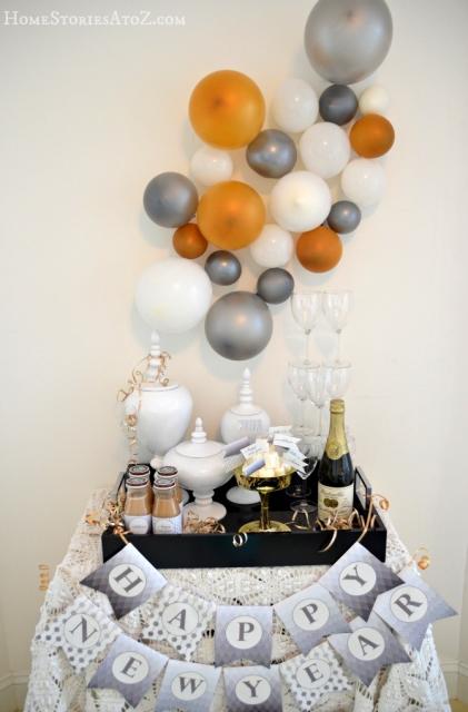 balões de diferentes tamanhos em decoração de ano novo simples e barata