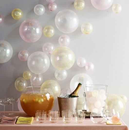 balões transparentes em mesa de ano novo