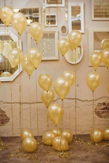 balões com diferentes tamanhos sobre parede com espelhos