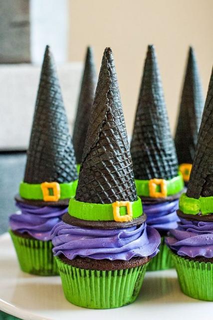 Cupcake com cobertura roxa e casquinha de sorvete imitando um chapéu de bruxa.