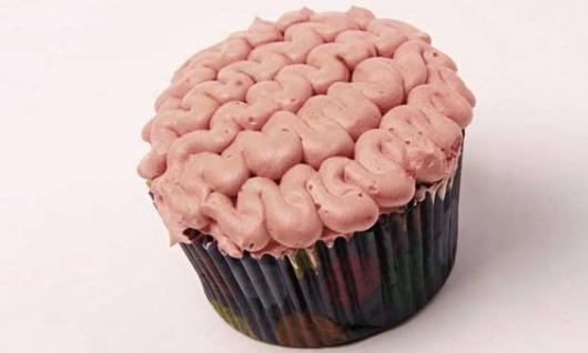 Cupcake com cobertura que imita um cérebro.