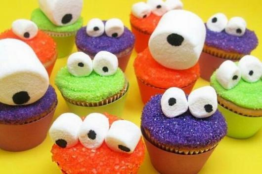 Cupcakes de monstros com um, dois ou três olhos.