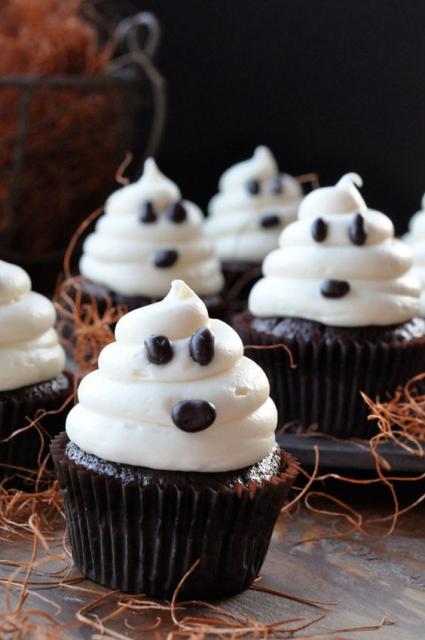 Cupcake com cobertura imitando um fantasma.