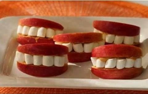 Dentadura feita com maça.